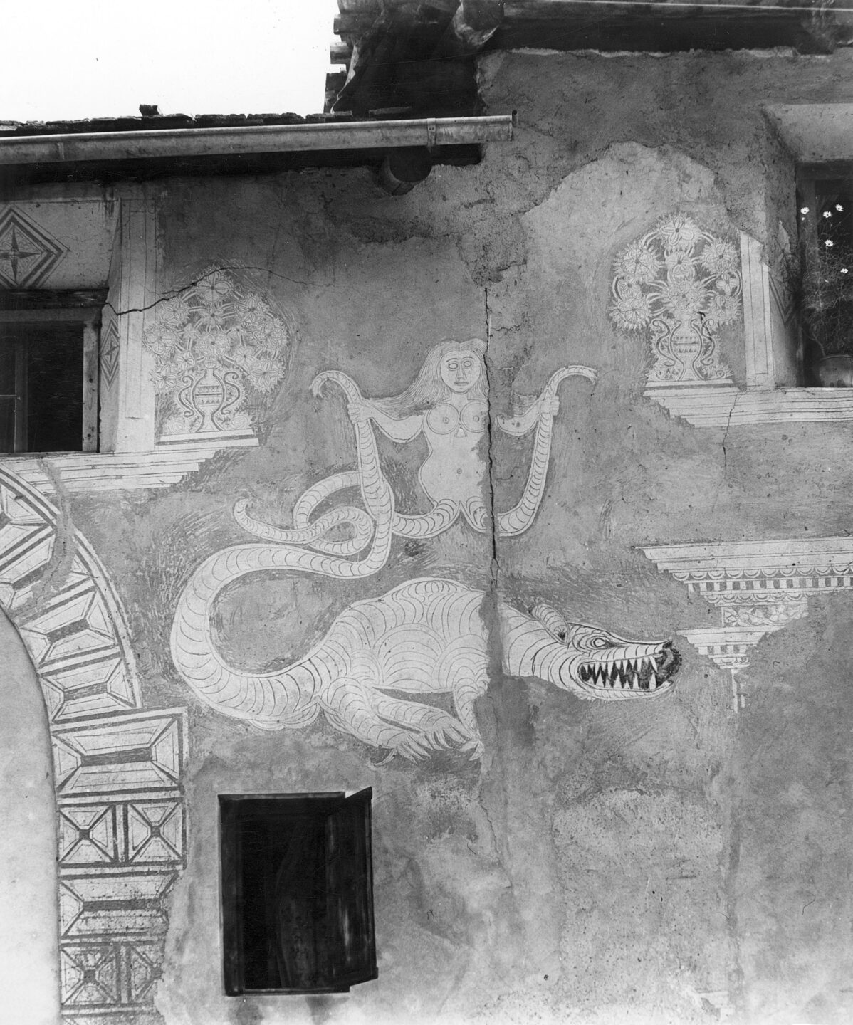 Sgraffite représentant un dragon et Mélusine, Cinuos-chel (GR) | Christian & Hans Meisser © Fototeca dal DRG