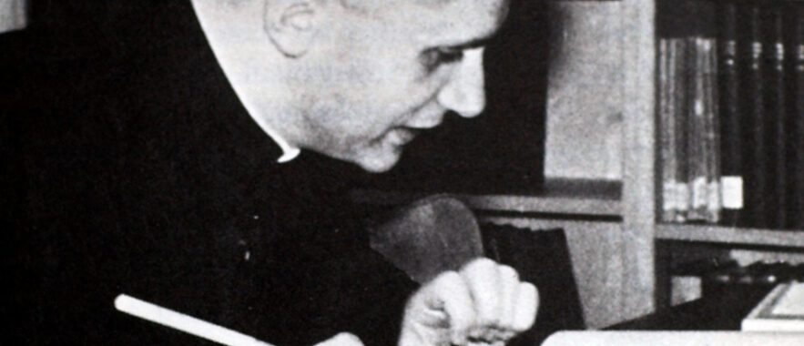 Joseph Ratzinger, alors qu'il était jeune prêtre, au séminaire de Bonn, en 1960 | © KEYSTONE/PICTURE ALLIANCE/DB