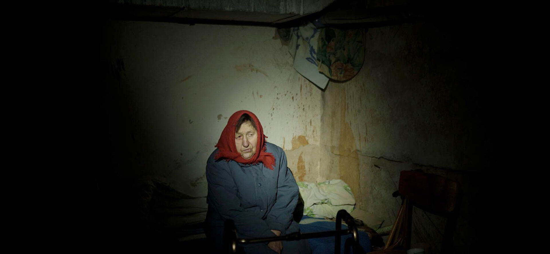 Les Eglises suisses appellent à ne pas oublier les victimes de la guerre en Ukraine | photo: une habitante de la ville ukrainienne d'Irpin dans son appartement dévasté, en mars 2022 © manhhai/Flickr/CC BY 2.0