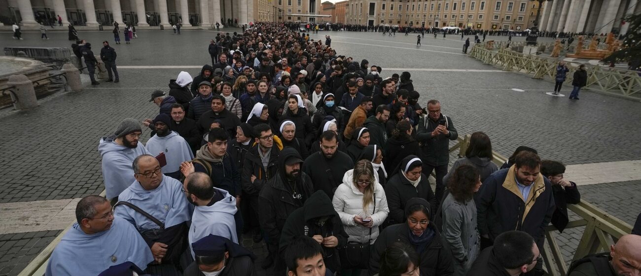 Plus de 200'000 personnes se sont recueillies devant la dépouille de Benoît XVI exposée dans la basilique St-Pierre | © AP Photo/Alessandra Tarantino/Keystone