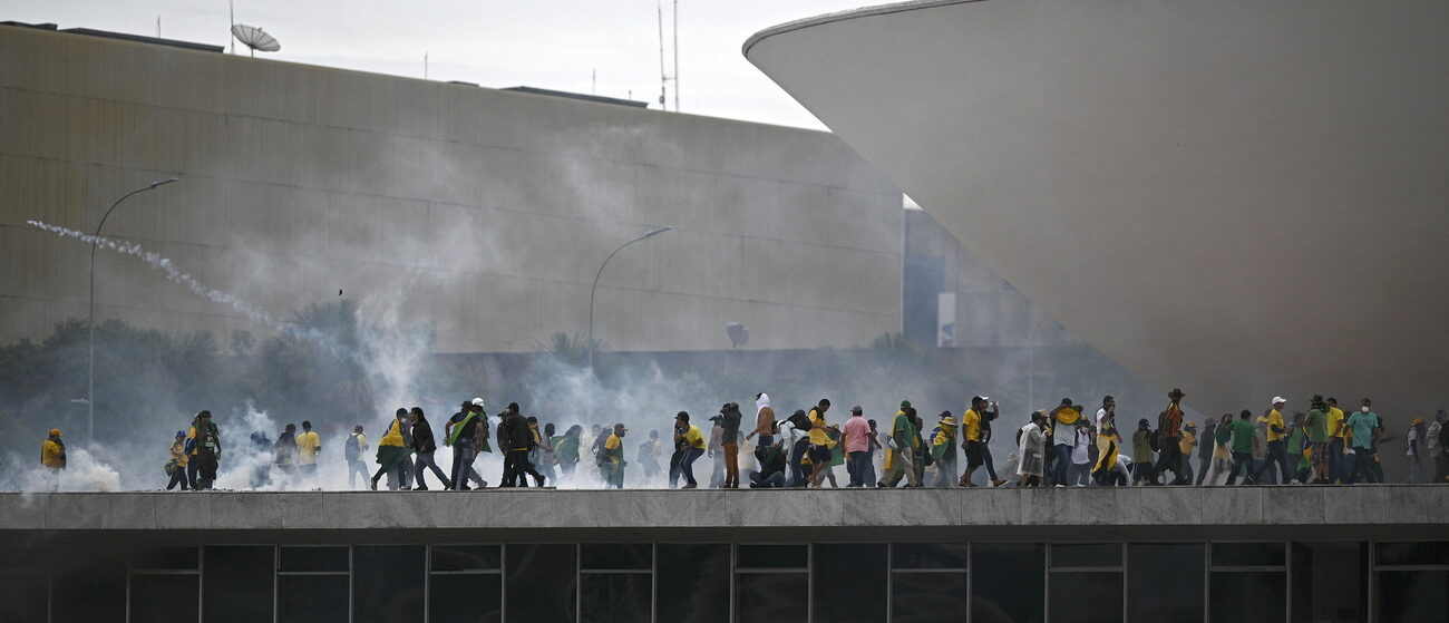 Des centaines de manifestants pro-Bolsonaro ont réussi à investir les lieux du pouvoir fédéral, à Brasilia | © EPA/ANDRE BORGES/Keystone