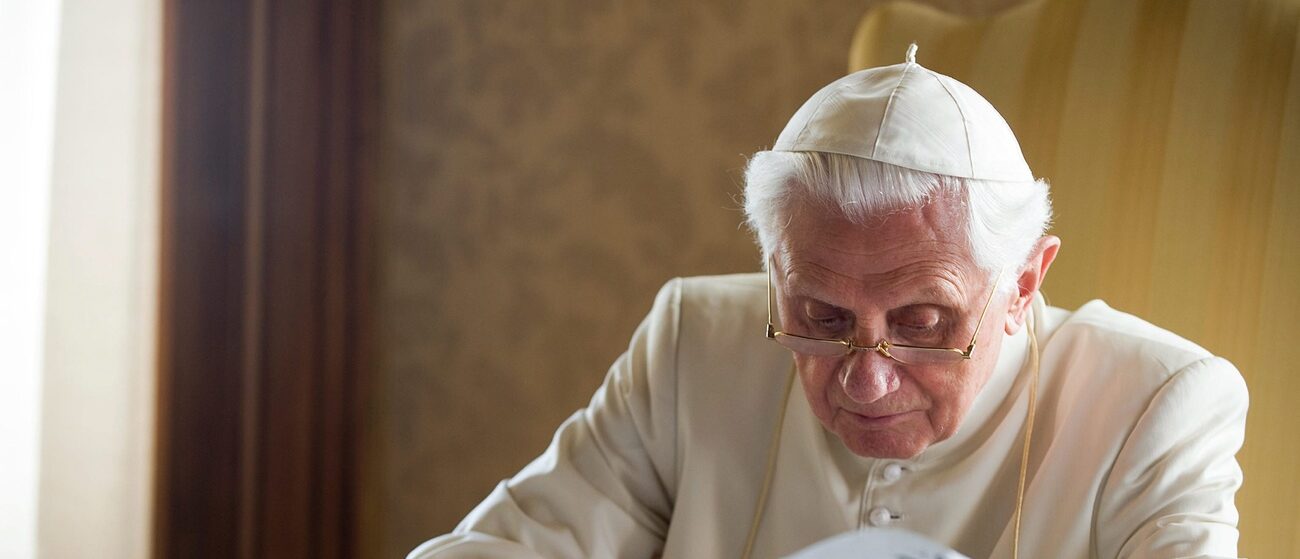 Benoît XVI a encore écrit de nombreux textes suite à sa renonciation en 2013 | © EPA/L'OSSERVATORE ROMANO/Keystone