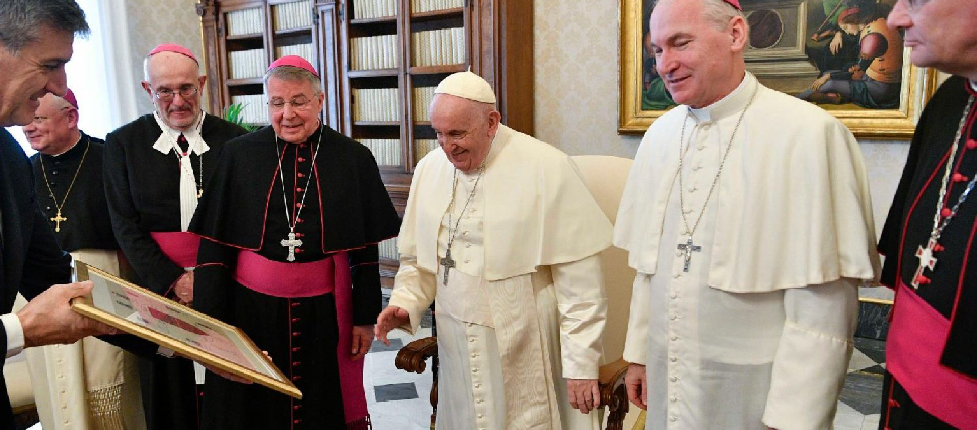 La Confédération des chanoines de saint Augustin a été reçue par le pape, à gauche Mgr Jean Scarcella, actuel Abbé-Primat, à droite Mgr Franco Bergamin, Abbé général des chanoines du Latran | © Vatican Media