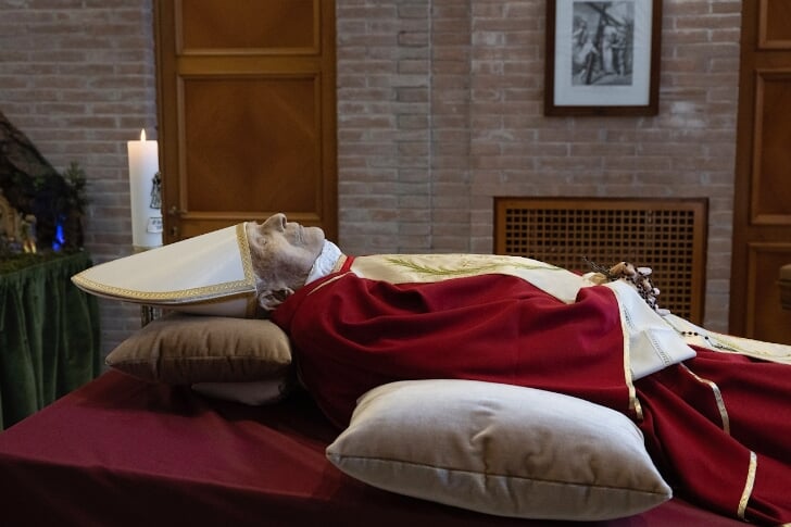 La dépouille mortelle de Benoît XVI exposée dans la chapelle du monastère Mater Ecclesiae, au Vatican | Vatican media 