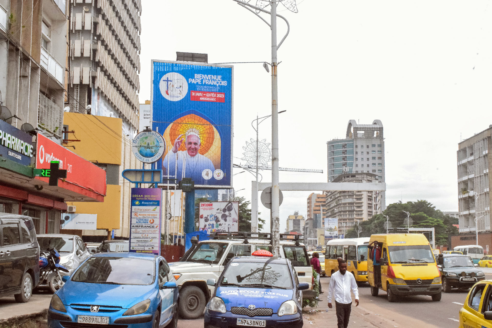 Un peu partout dans les rues de Kinshasa, les panneaux, banderolles et affichages divers saluent la venue prochaine du pape François | © Max Savi Carmel