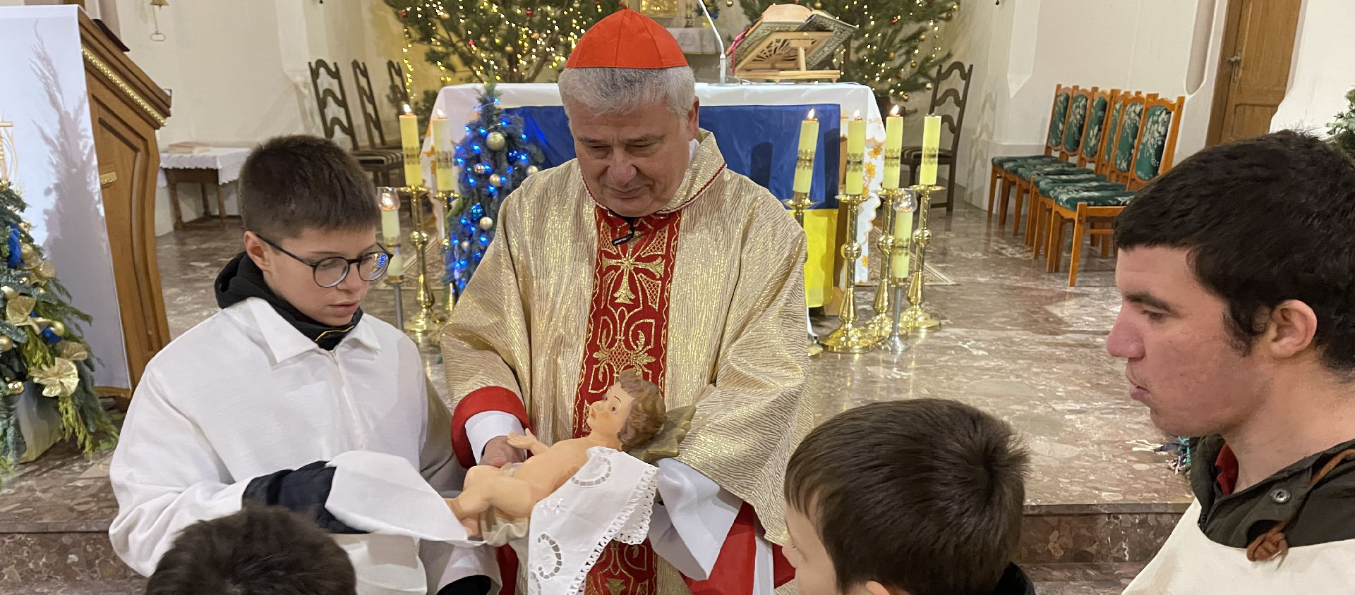 Le cardinal Konrad Krajewski a célébré Noël à Fastiv, à la Maison Saint-Martin avec les sœurs, les frères, les bénévoles et les réfugiés de la maison | © Jaroslaw Kraviec
