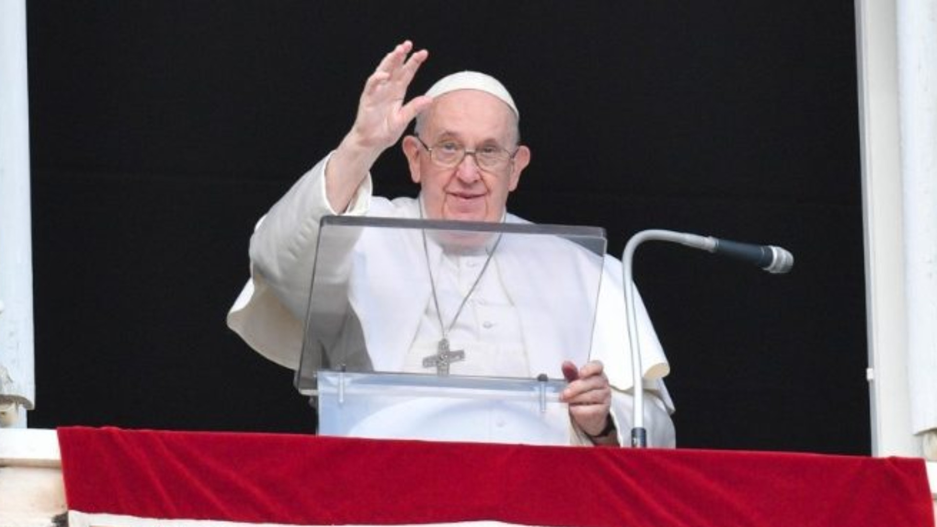 Le pape François à la fenêtre du Palais apostolique du Vatican  | © Vatican Media