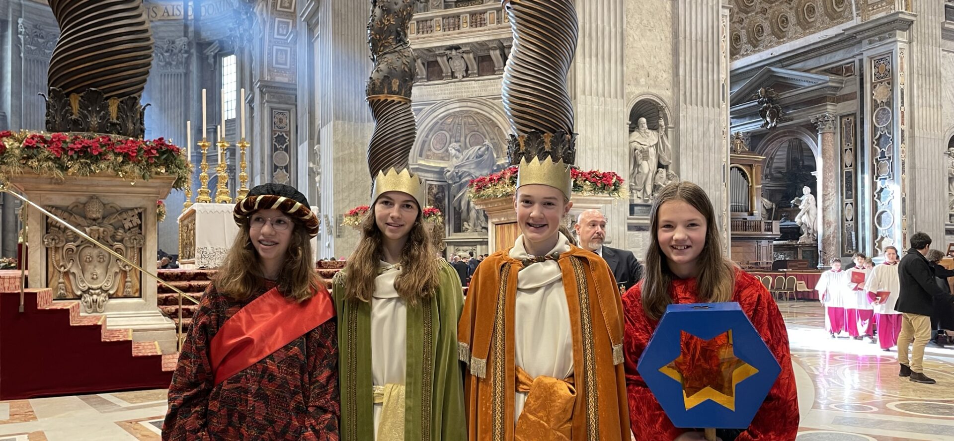 (de g. à d.) Leona, Sarina, Christina et Madlen ont représenté la Suisse à la messe de Nouvel An du pape François, à la basilique St-Pierre de Rome | © Missio, Sonja Lofaro