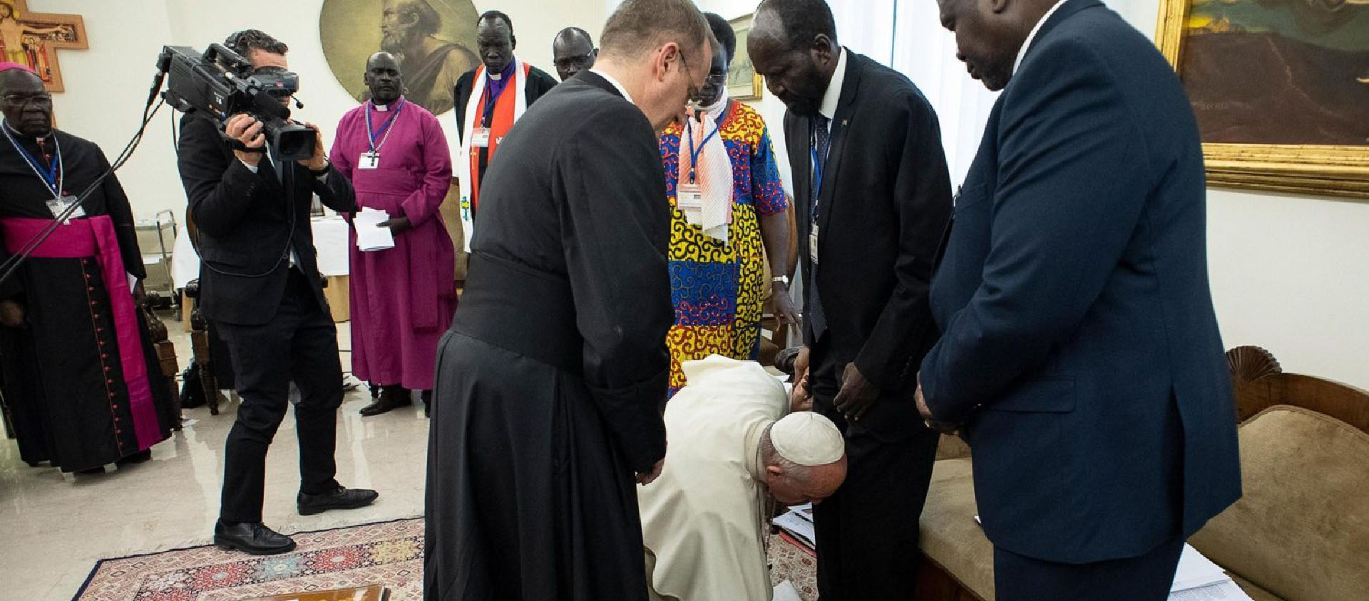 Le 11 avril 2019, le pape prend tout le monde par surprise en s'agenouillant devant les deux leaders du Soudan du Sud |et en leur baisant les pieds. Un des gestes les plus forts de son pontificat | © Vatican Media