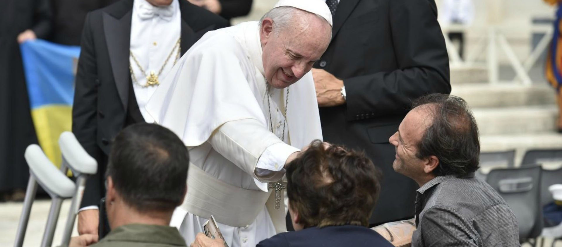 Le pape bénit une personne malade lors d'une audience générale | © Vatican Media