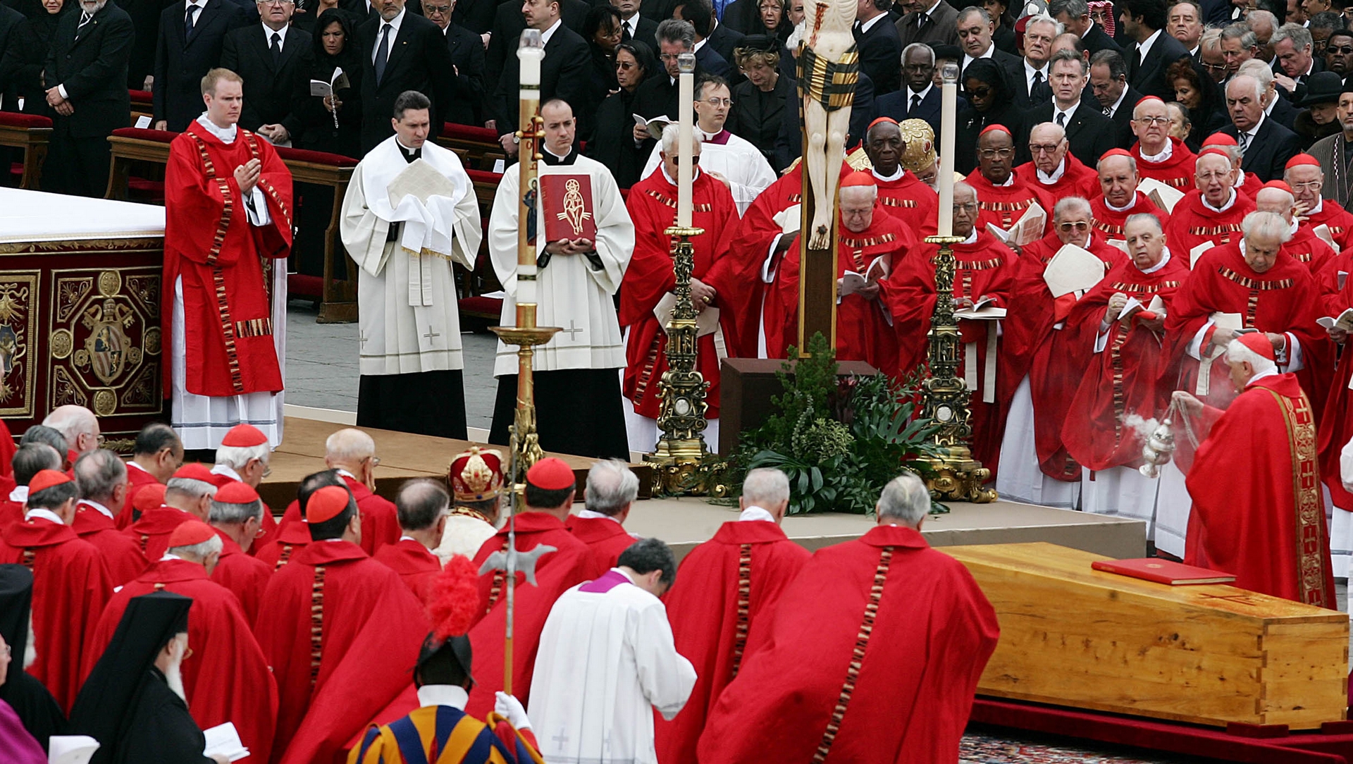 Le cardinal Ratzinger encensant le cercueil de Jean Paul II | wikimedia commons  Agencia Brasil Ricardo Stuckert CC-BY-SA-2.0
