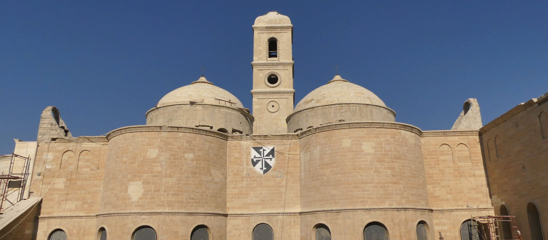 Le clocher de l'église latine du couvent Notre-Dame de l'Heure domine le vieux Mossoul. Ses quatre cadrans et ses trois cloches en provenance de France seront installées d'ici Pâques. | © Benoit Drevet