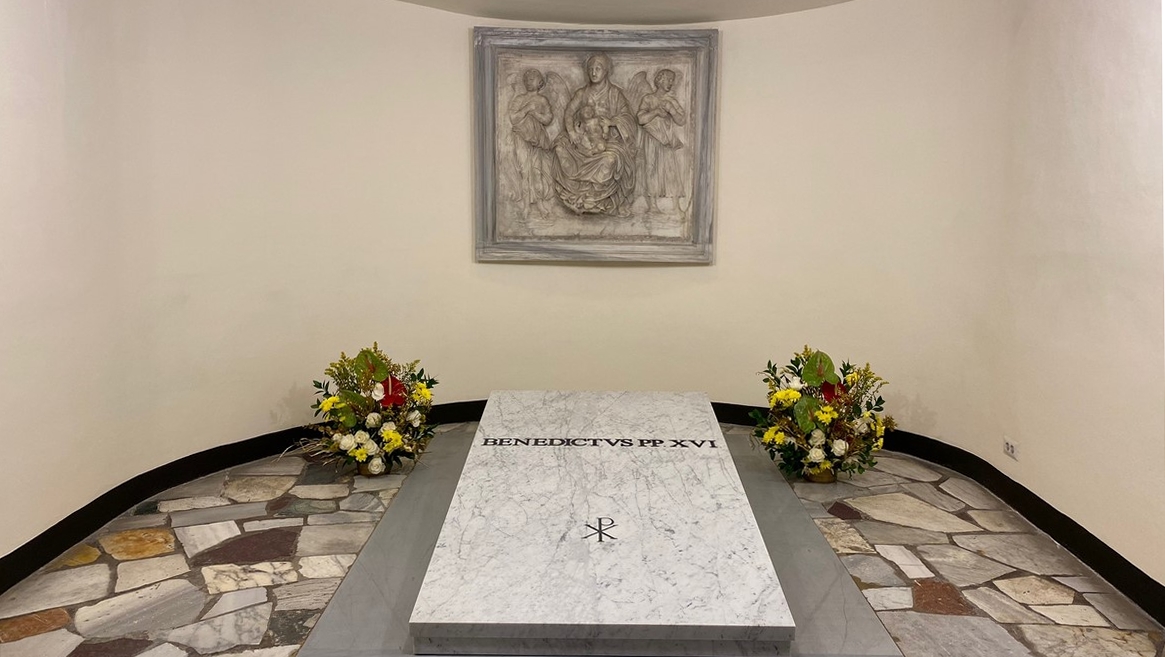 La tombe de Benoît XVI dans les grottes de la basilique Vaticane | AK I-Media