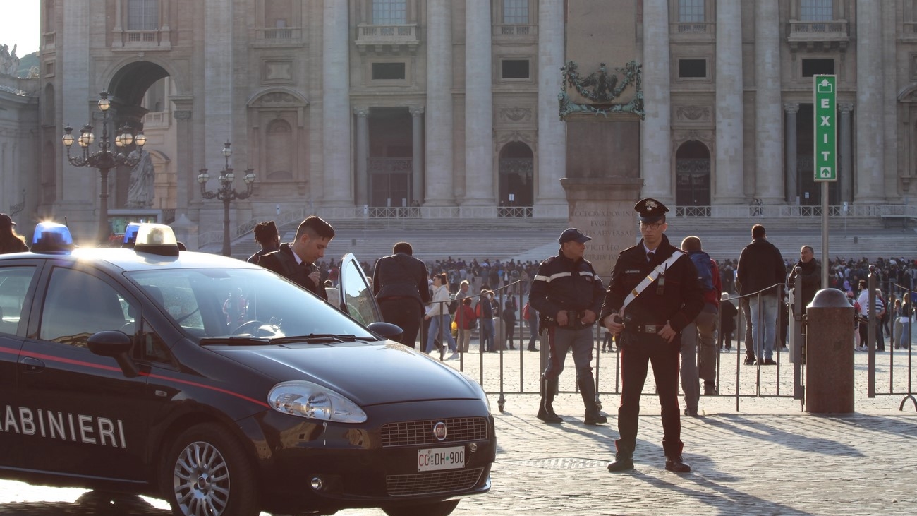 Les carabinieri italiens sur la Place Saint-Pierre | Antoine Lemaire I.MEDIA