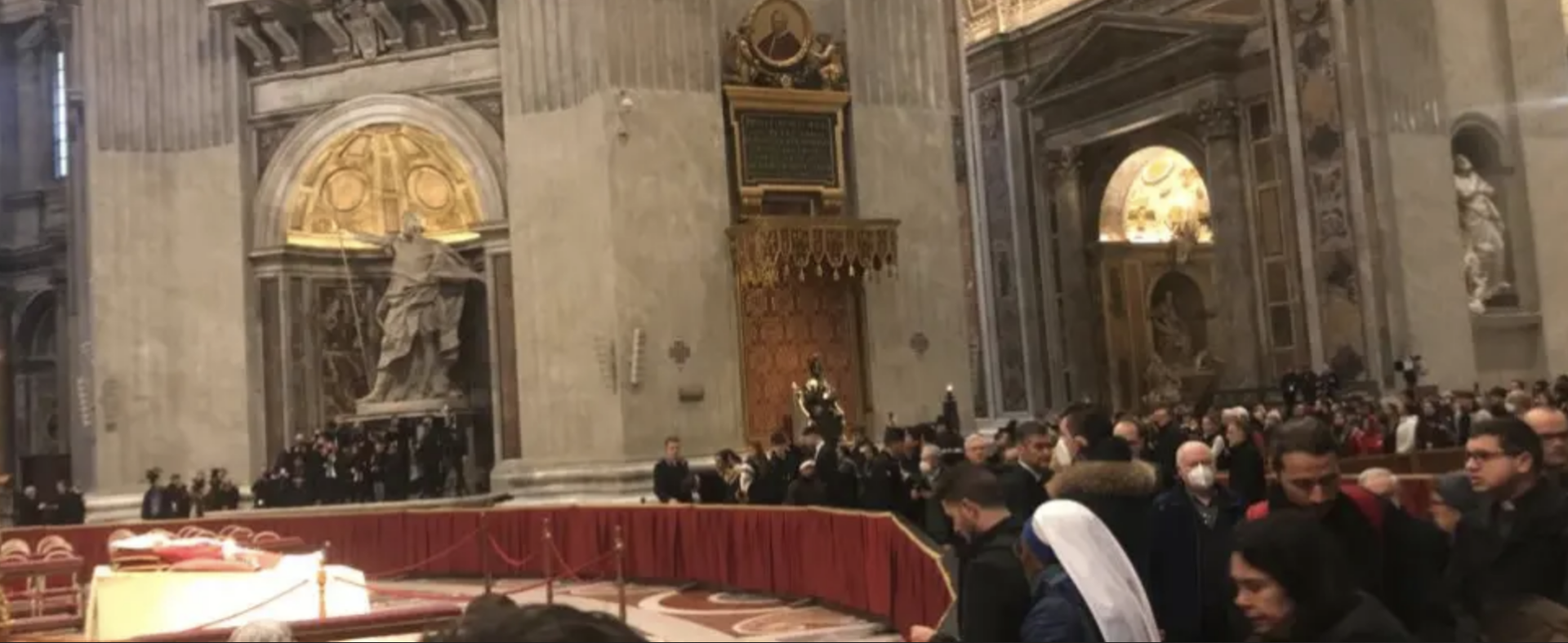 La dépouille de Benoît XVI est exposée depuis le 2 janvier au matin dans la basilique St-Pierre | © Camille Dalmas/IMEDIA