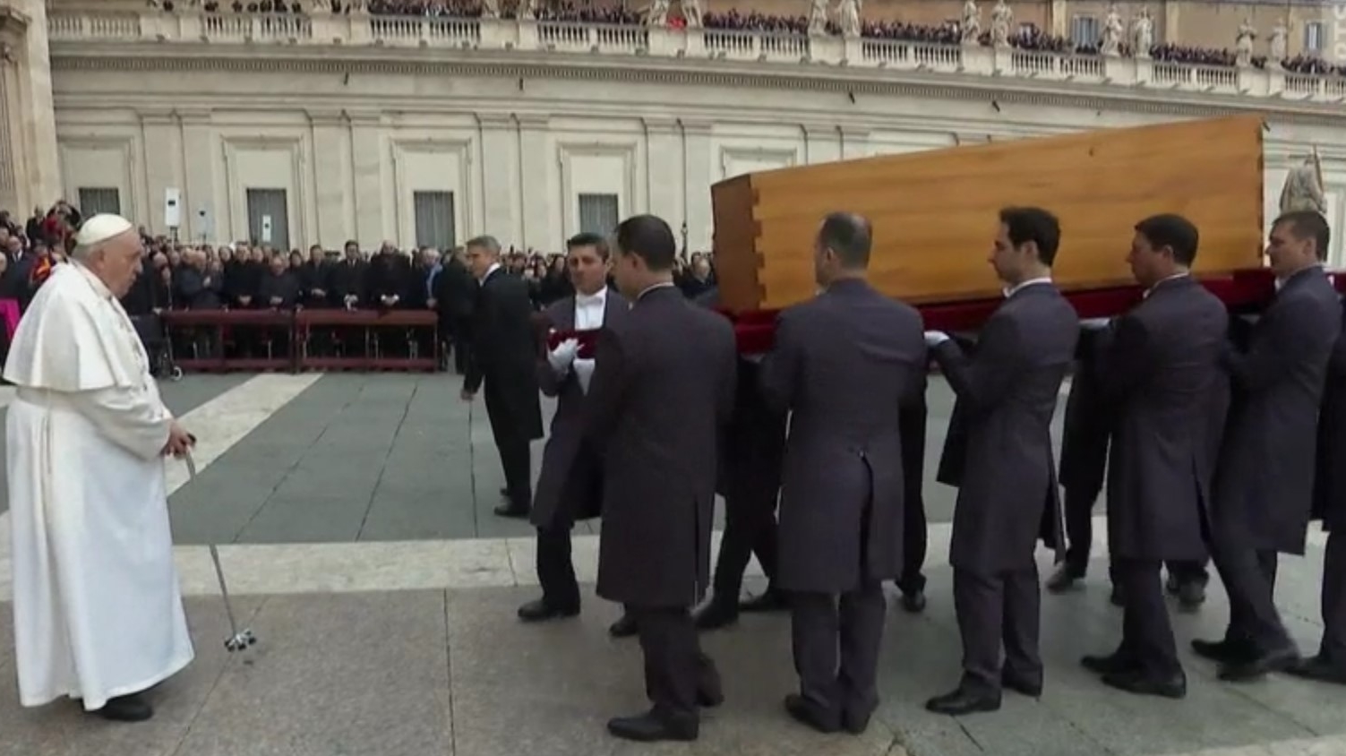 Le pape François salue une dernière fois le cercueil de Benoît XVI | capture d'écran Vatican Media