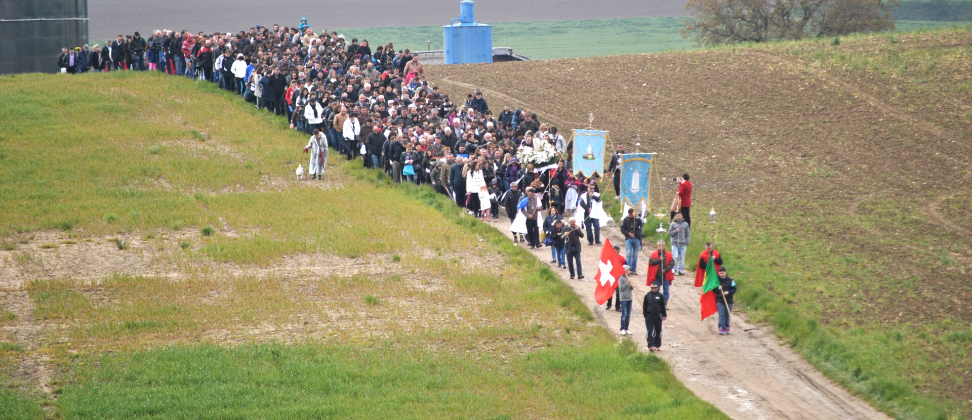 La procession de Notre Dame de Fatima, à Ponthaux (FR), attire chaque année des centaines de personnes, surtout de la communauté portugaise | (photo prise en 2013) © Raphaël Zbinden