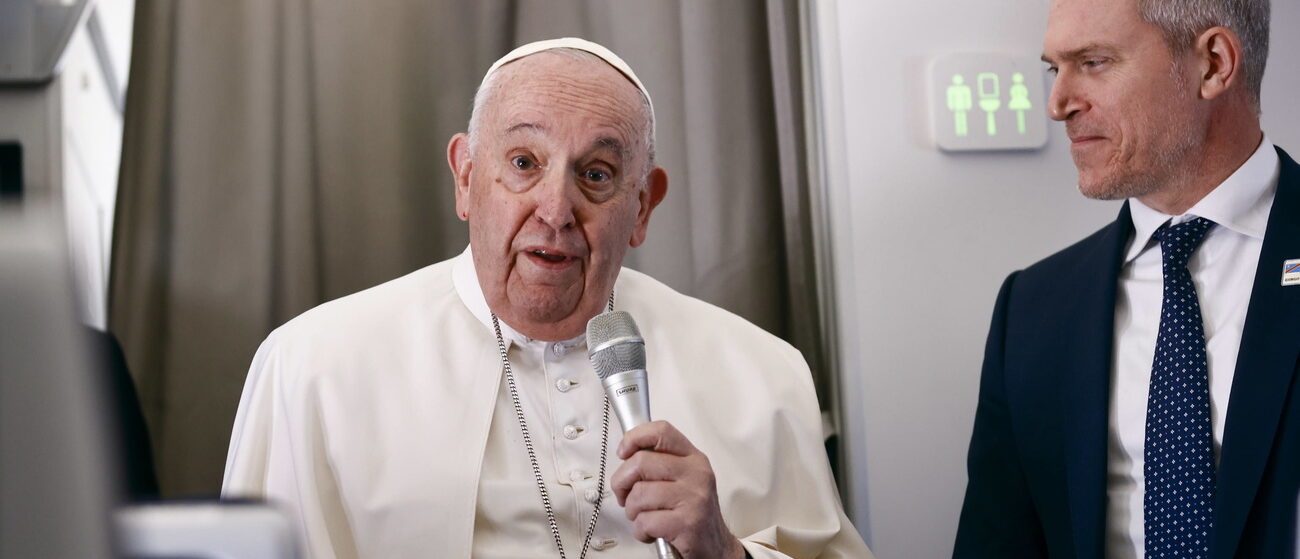 Dans l'avion le ramenant d'Afrique, le pape François a appelé à dépénaliser l'homosexualité | photo d'illustration © EPA/Reuters / Yara Nardi / POOL/Keystone