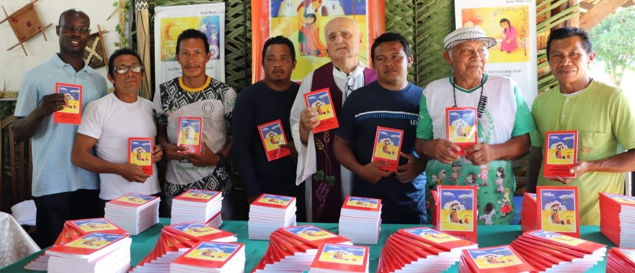 Le Père Uggé a distribué plus de 7'000 exemplaires de la Bible en Satéré-Mawé | © Joao Carlos Morales/AED