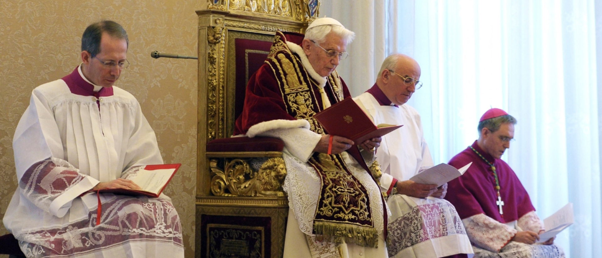 Le 11 février 2013, dans la salle de presse du Saint-Siège, Benoît XVI s'apprête à annoncer sa démission | © Osservatore Romano 