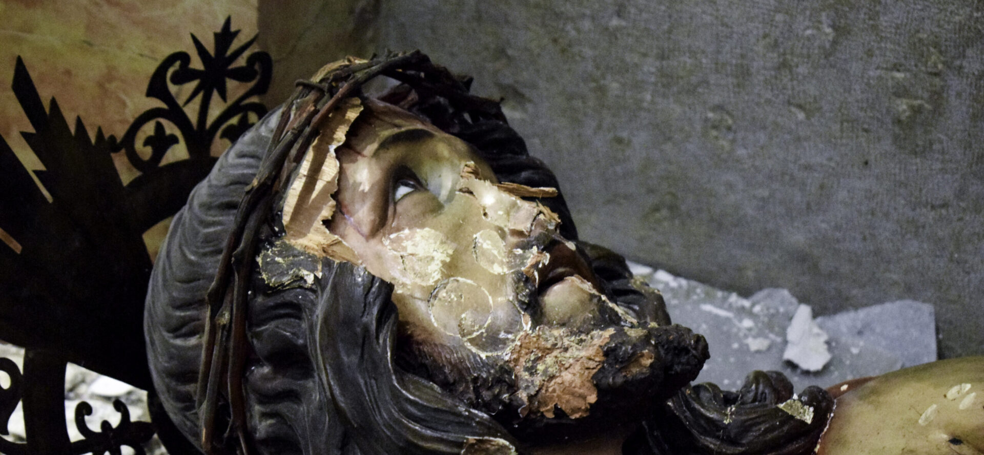 Les pieds, le nez et les doigts de la statue du couvent de la Flagellation, à Jérusalem, ont été endommagés | © Clémence Levant