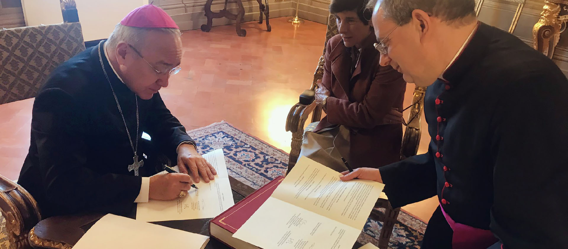 Signature de la convention pour les cours de français | © Ambassade de France près le Saint-Siège