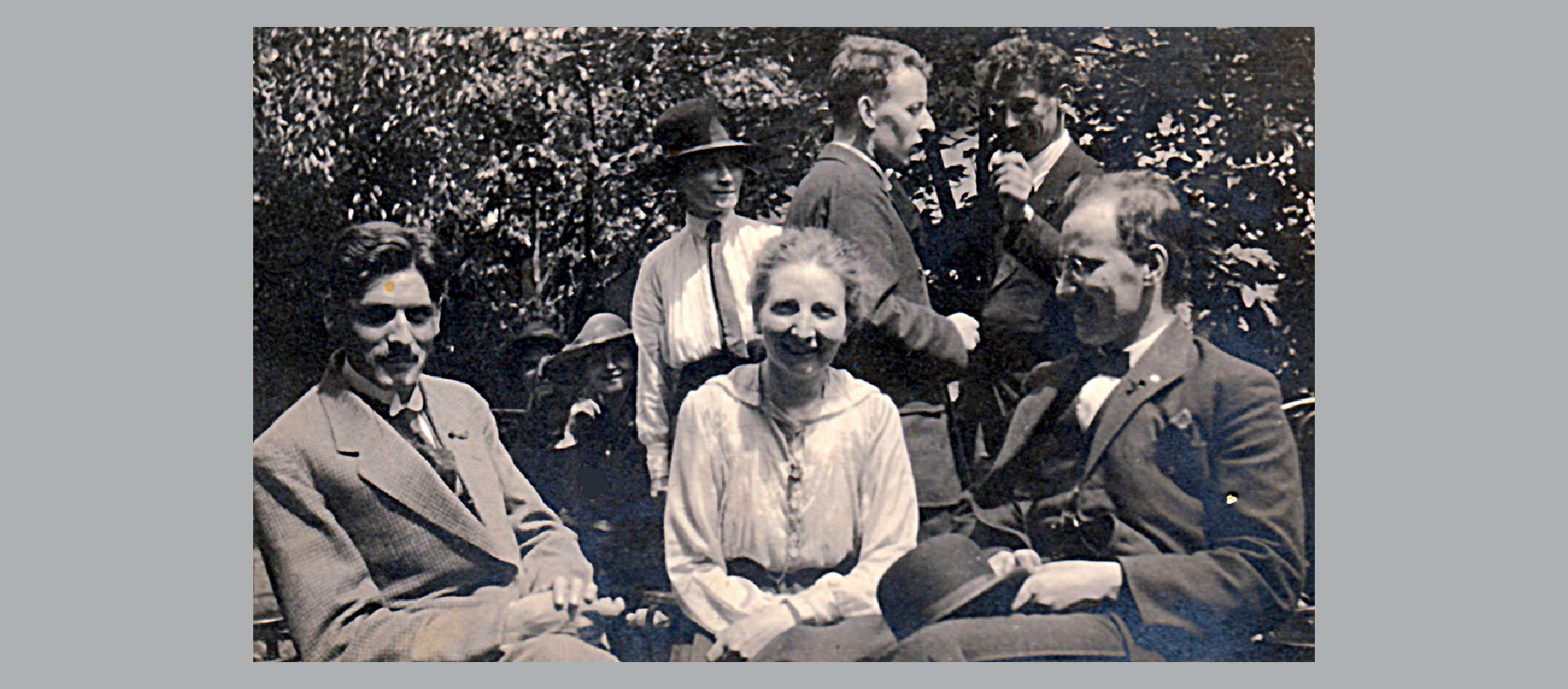 Premier comité de la Fédération romande des socialistes chrétiens, 1920. Au centre, sa présidente, Hélène Monastier, militante pacifiste. | © CGR