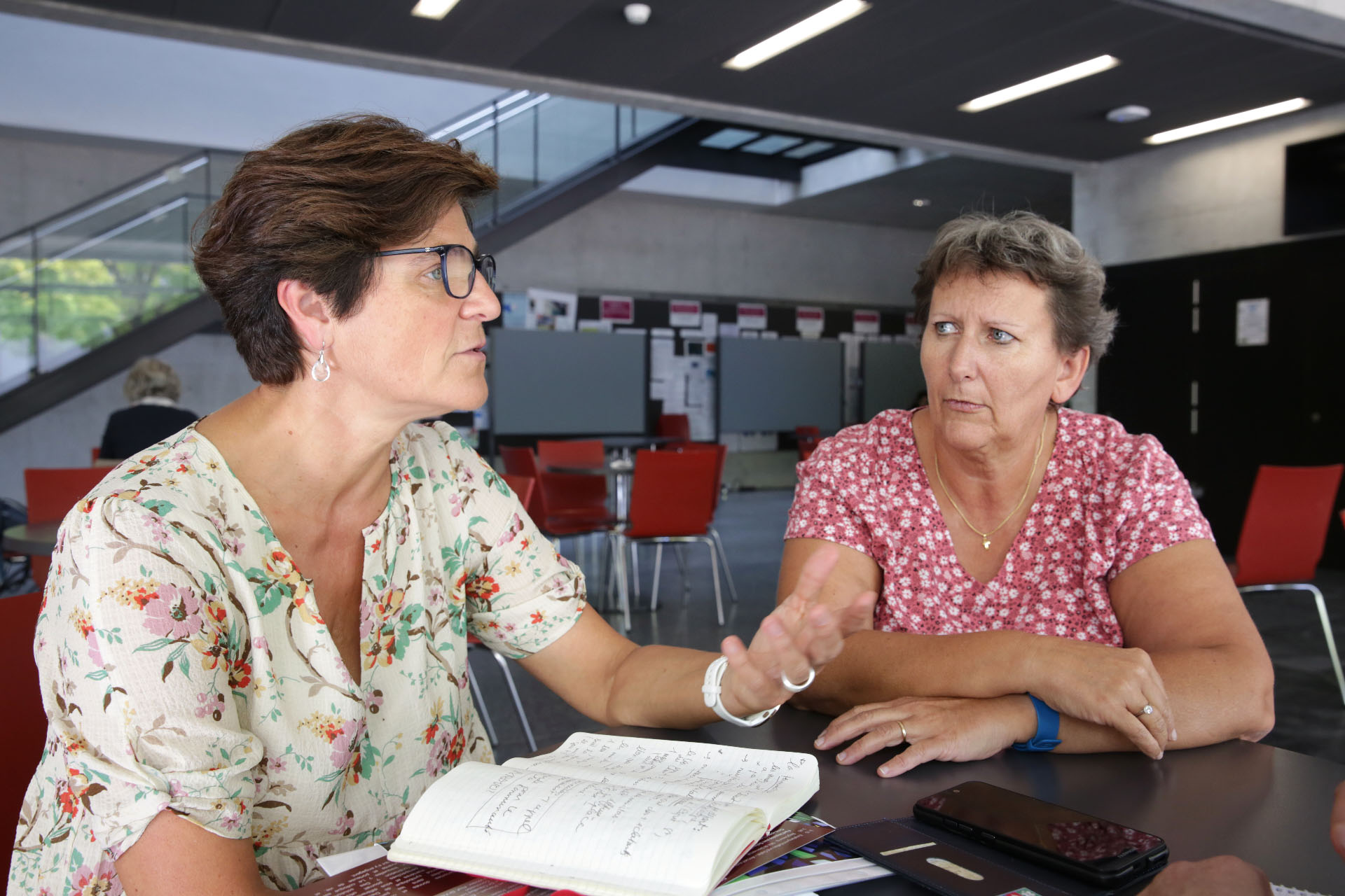 Marie-Christine Conrath et Isabelle Vernet, ici à Fribourg en septembre 2022, estiment que le DEC, "très positif et de grande qualité, laisse apparaître le besoin de changement"  | © Bernard Hallet
