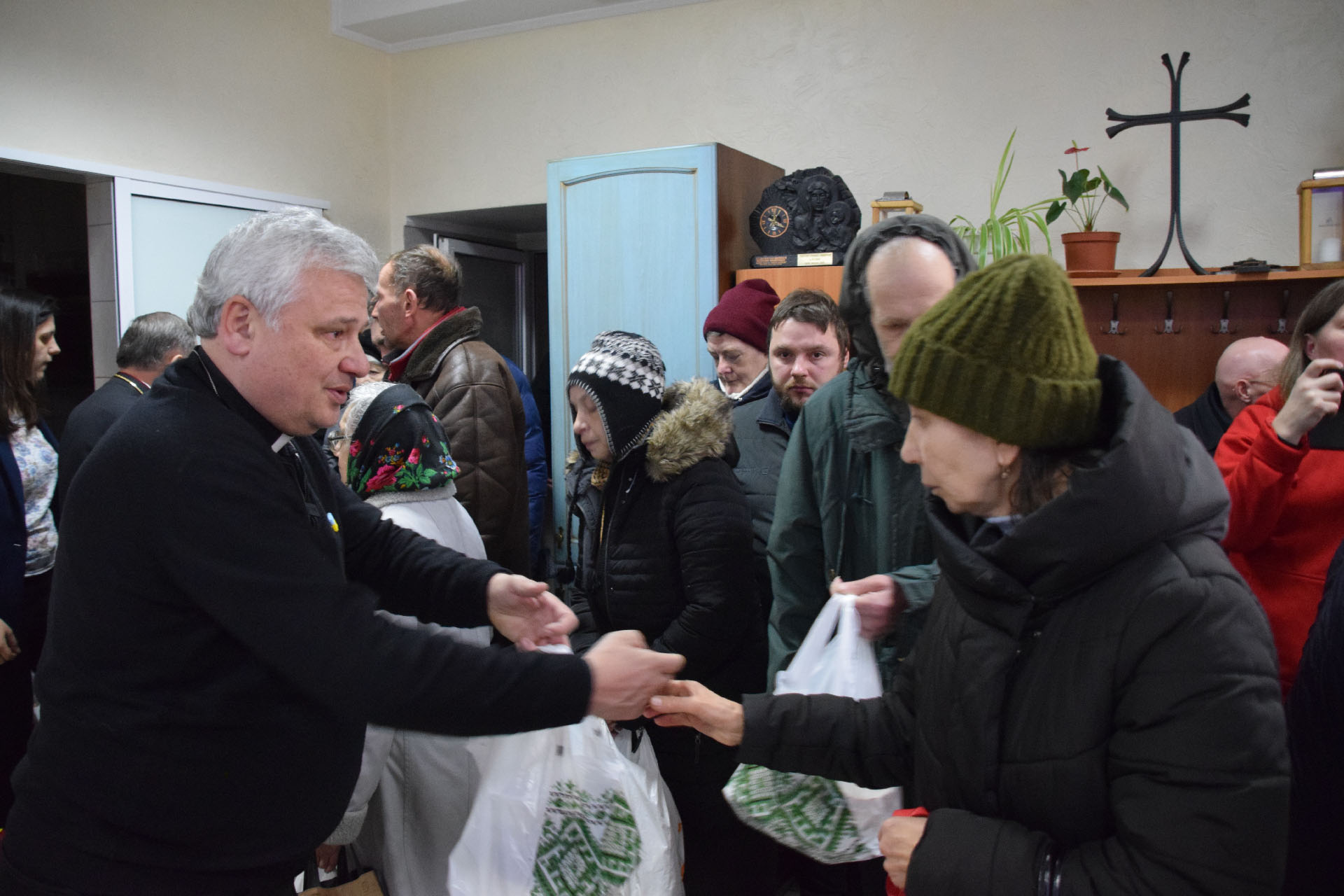 Le cardinal Krajewski distribue de l'aide alimentaire, ici lors de son voyage à Lviv en 2022 | © Mariusz Krawiec
