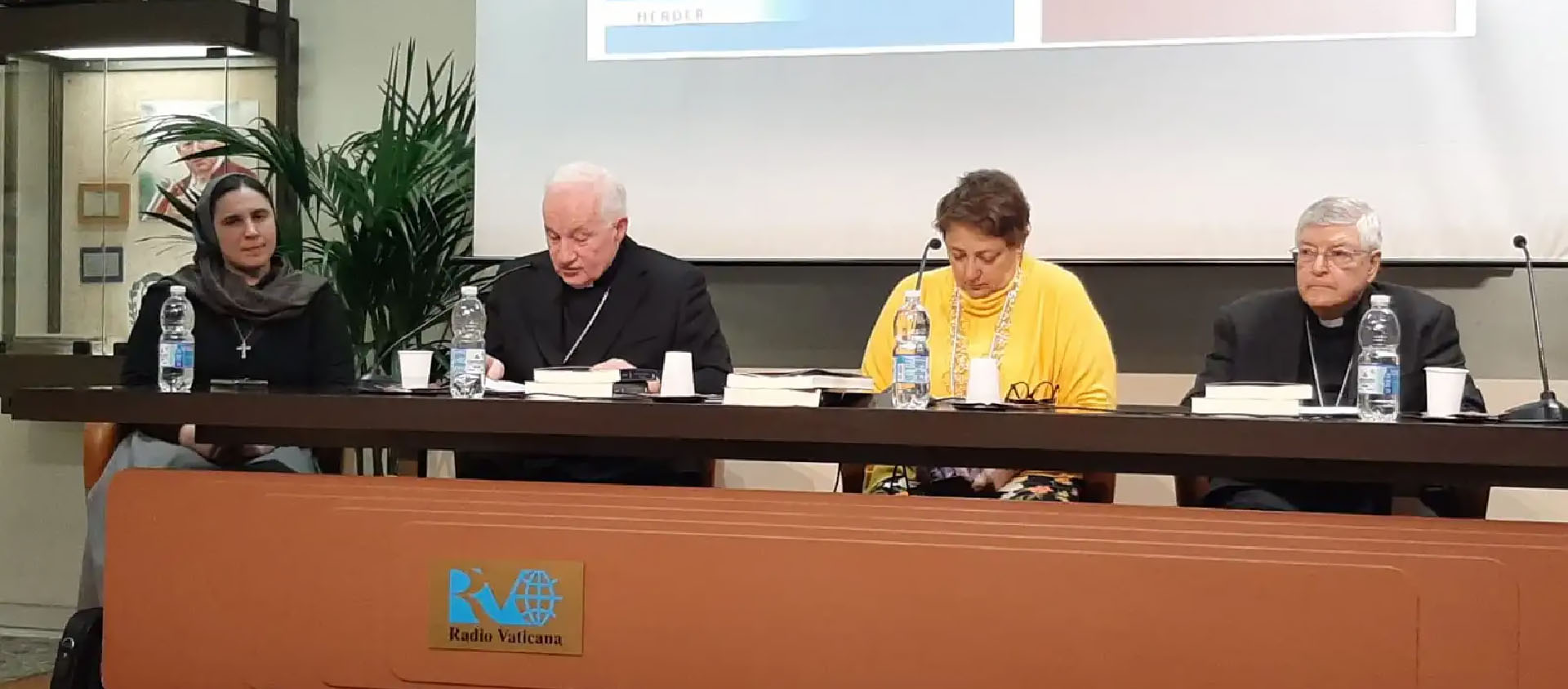 Le cardinal Ouellet, entouré par Sr Linda Pocher et le cardinal Gianfranco Ghirlanda lors de la conférence de presse organisée à Radio Vatican le 20 février 2023 | © Cyprien Viet
