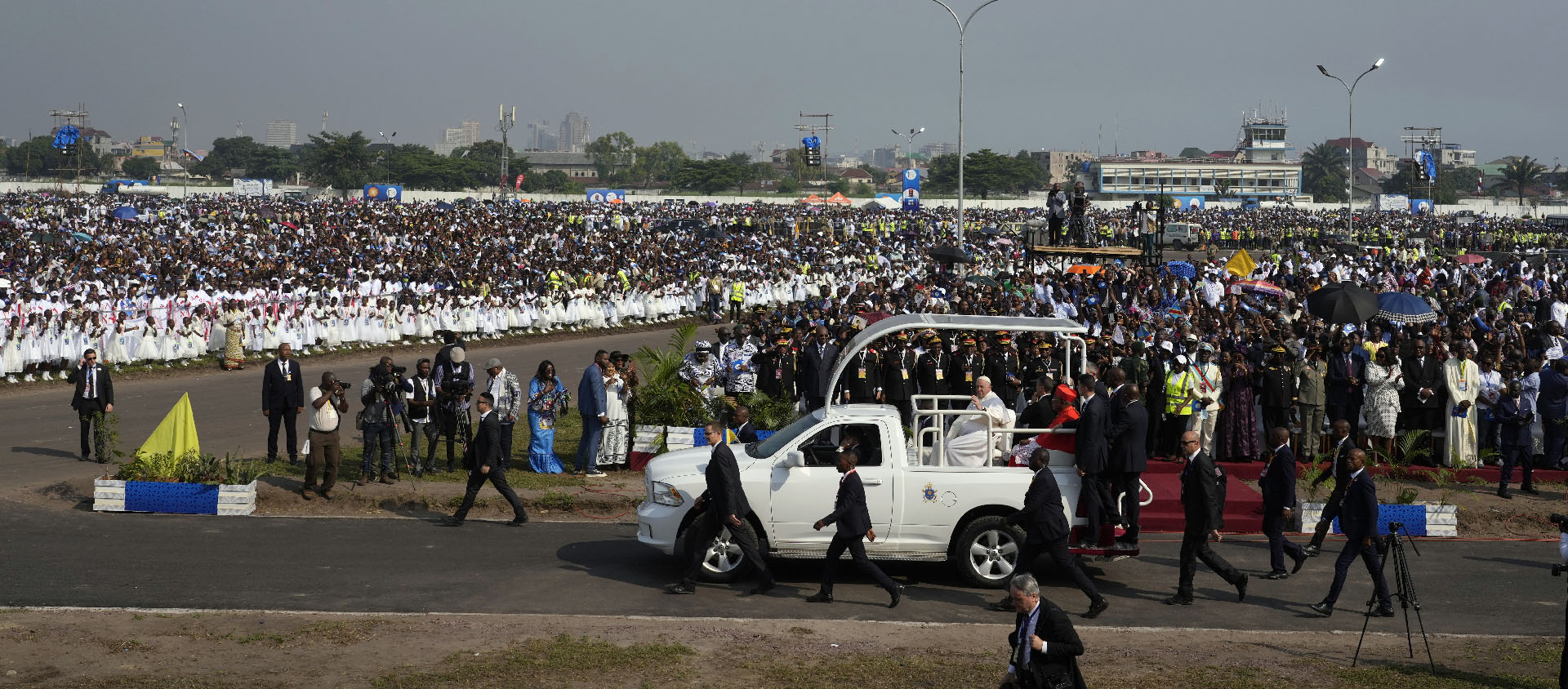 Le pape François arrive à l'aéroport de Ndolo où il va célèbrer la messe devant 1 million de Congolais | © Keystone/AP Photo/Gregorio Borgia