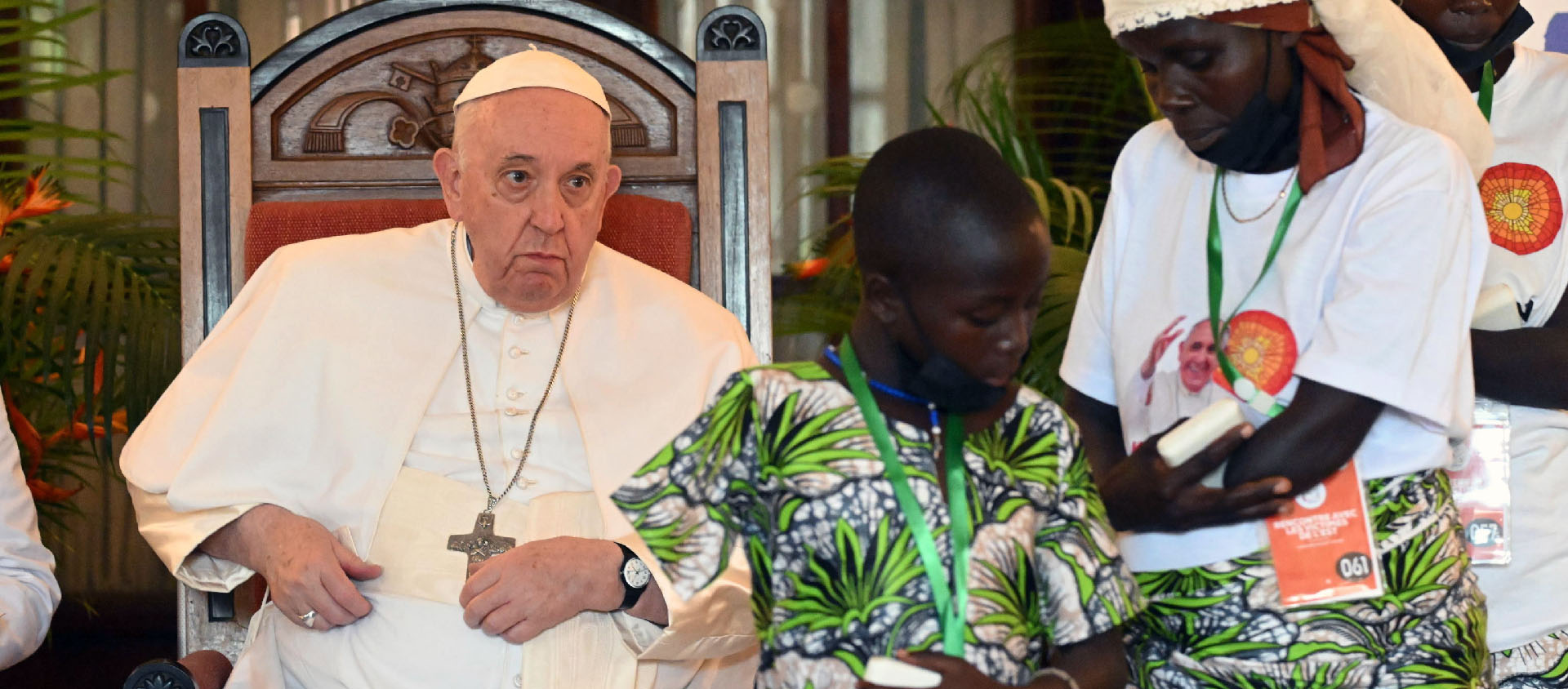 Le pape apparaît très marqué par les témoignages des victimes des troupes rebelles | © Keystone/EPA/CIRO FUSCO