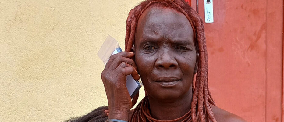 Une femme ovahimba écoute la Bible en version audio | © Société biblique suisse