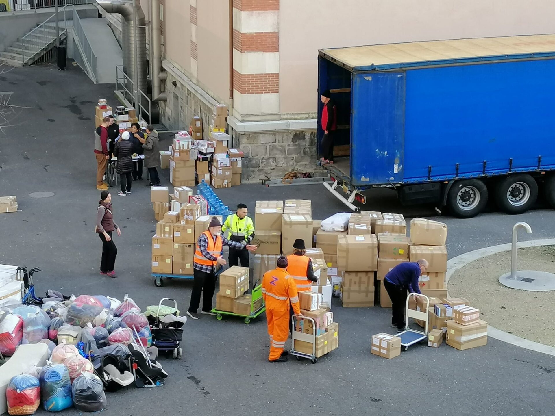 L'envoi d'un camion en Ukraine se prépare dans la cour de la paroisse Ste-Clotilde de Genève | © DR