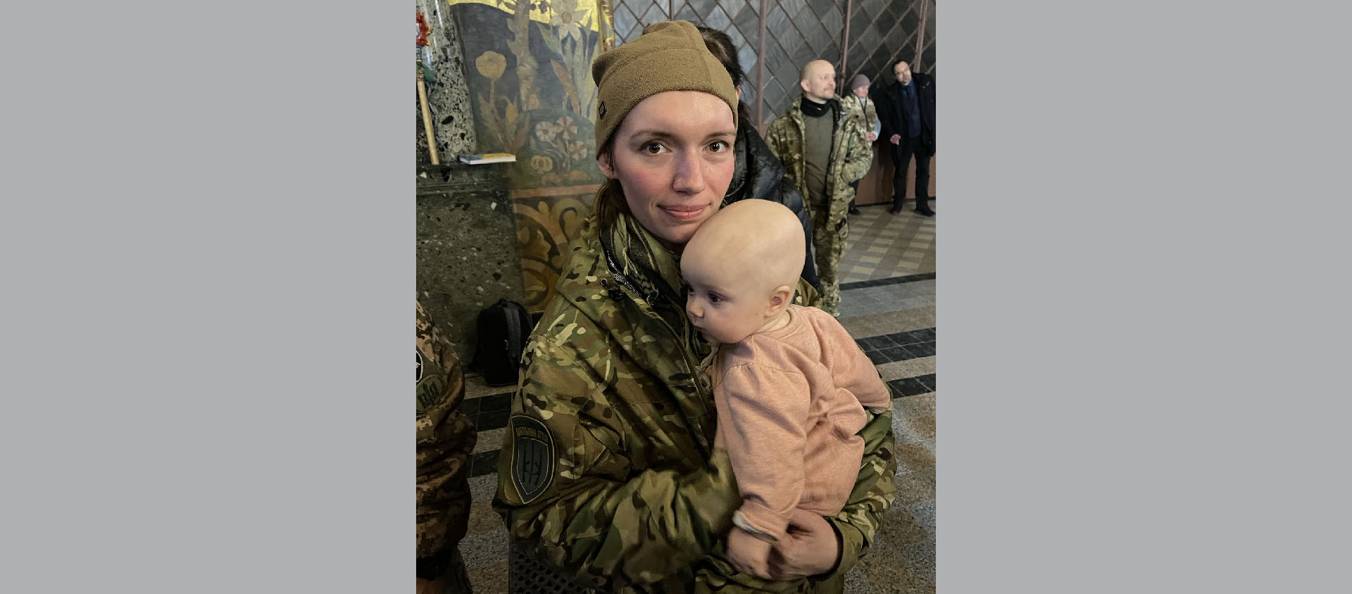 Alisa Szramko et son bébé. Conservatrice de profession, elle est bénévole parmi les intervenants médicaux sur le front | © Jaroslaw Krawiec