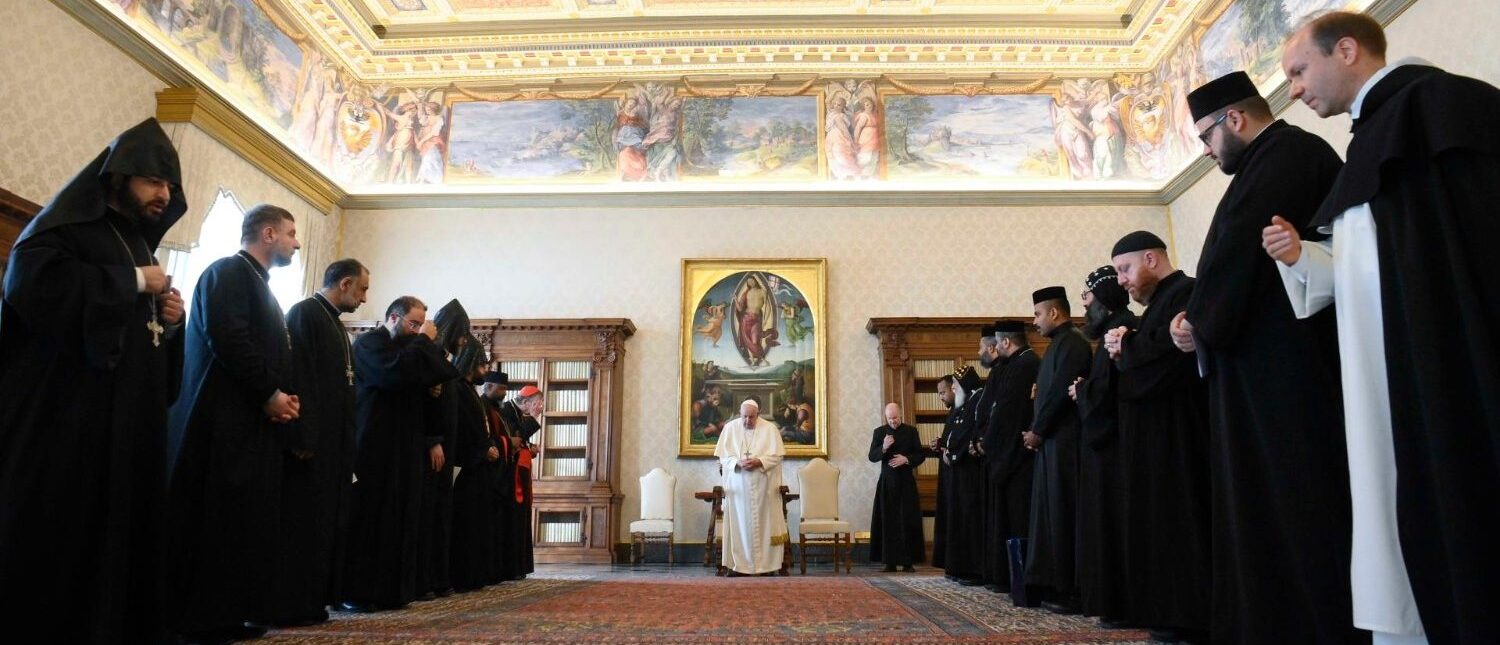 Le pape François a reçu, le 23 février 2023, des jeunes prêtres et moines des Églises orthodoxes orientales | © Vatican Media