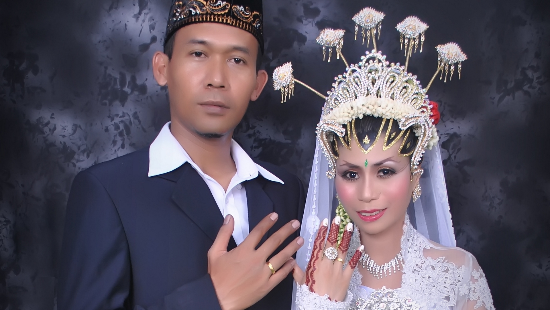 Un couple de jeunes mariés en Indonésie | domaine public