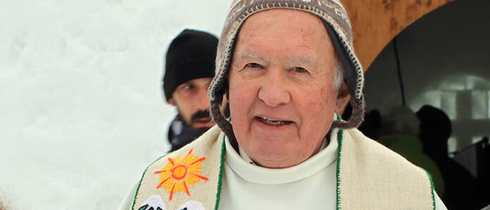 Le chanoine Michel-Ambroise Rey (1938-2023) célébrait régulièrement la messe dans la chapelle de glace de Leysin | © Bernard Litzler