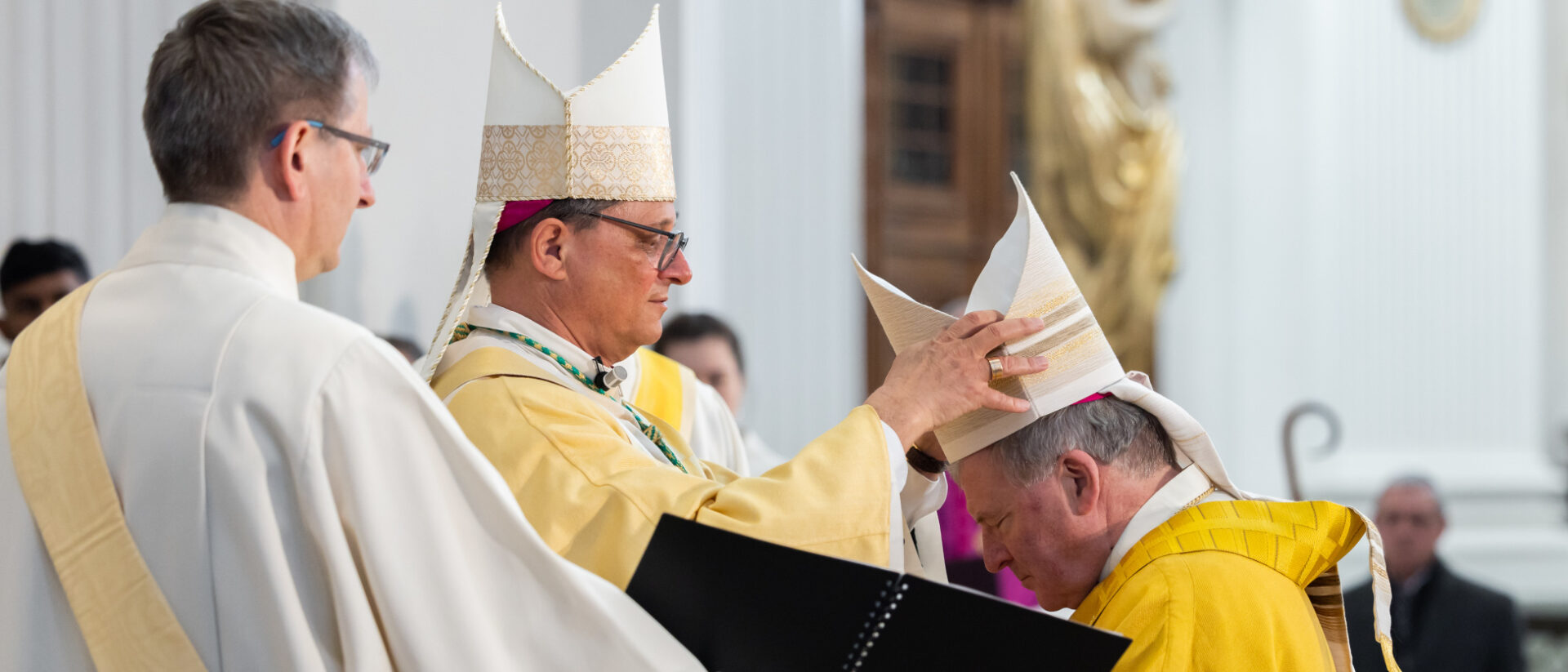 Mgr Felix Gmür, évêque de Bâle, posant la mitre sur la tête de Mgr Josef Stübi, le 26 février 2023 | © Christian Merz