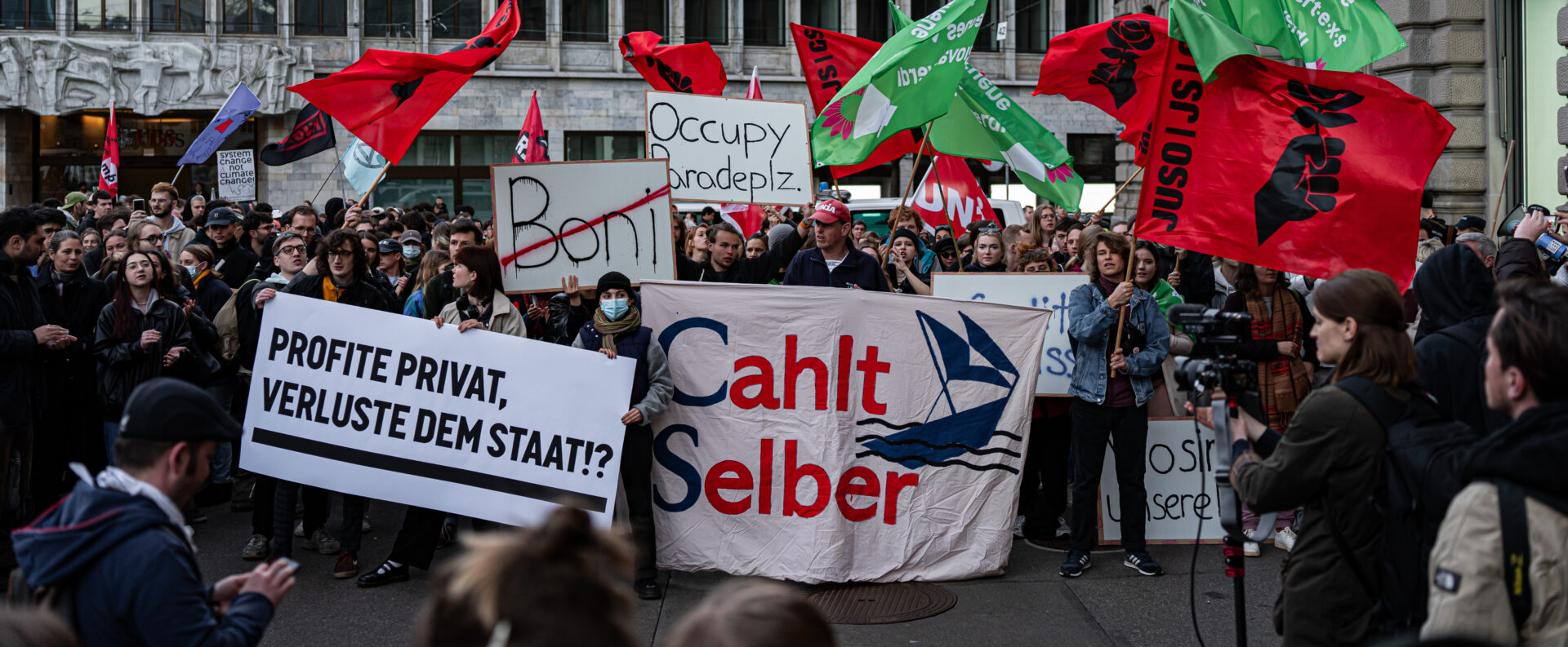 La débâcle de Crédit suisse a provoqué des réactions indignées dans le public | photo: manifestation à Zurich, le 20 mars 2023 © Gianluca Imbiscuso/Flickr/CC BY-ND 2.0