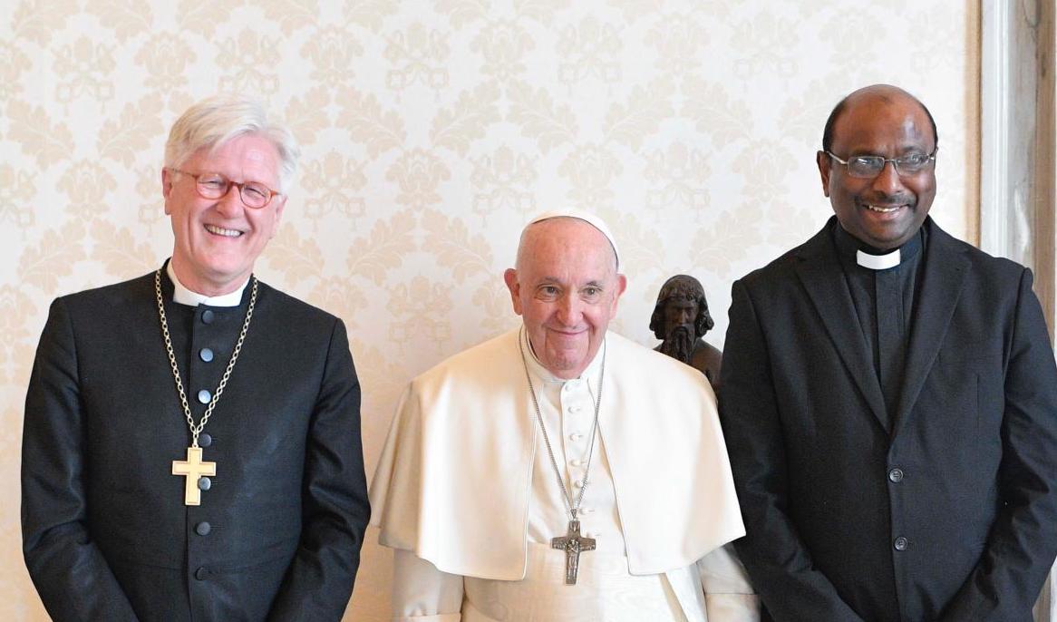 H. Bedford-Strohm, modérateur du Comité central du COE, et J. Pillay, secrétaire général du COE, sont reçus par le pape François, 23 mars 2023 | © Vatican Media