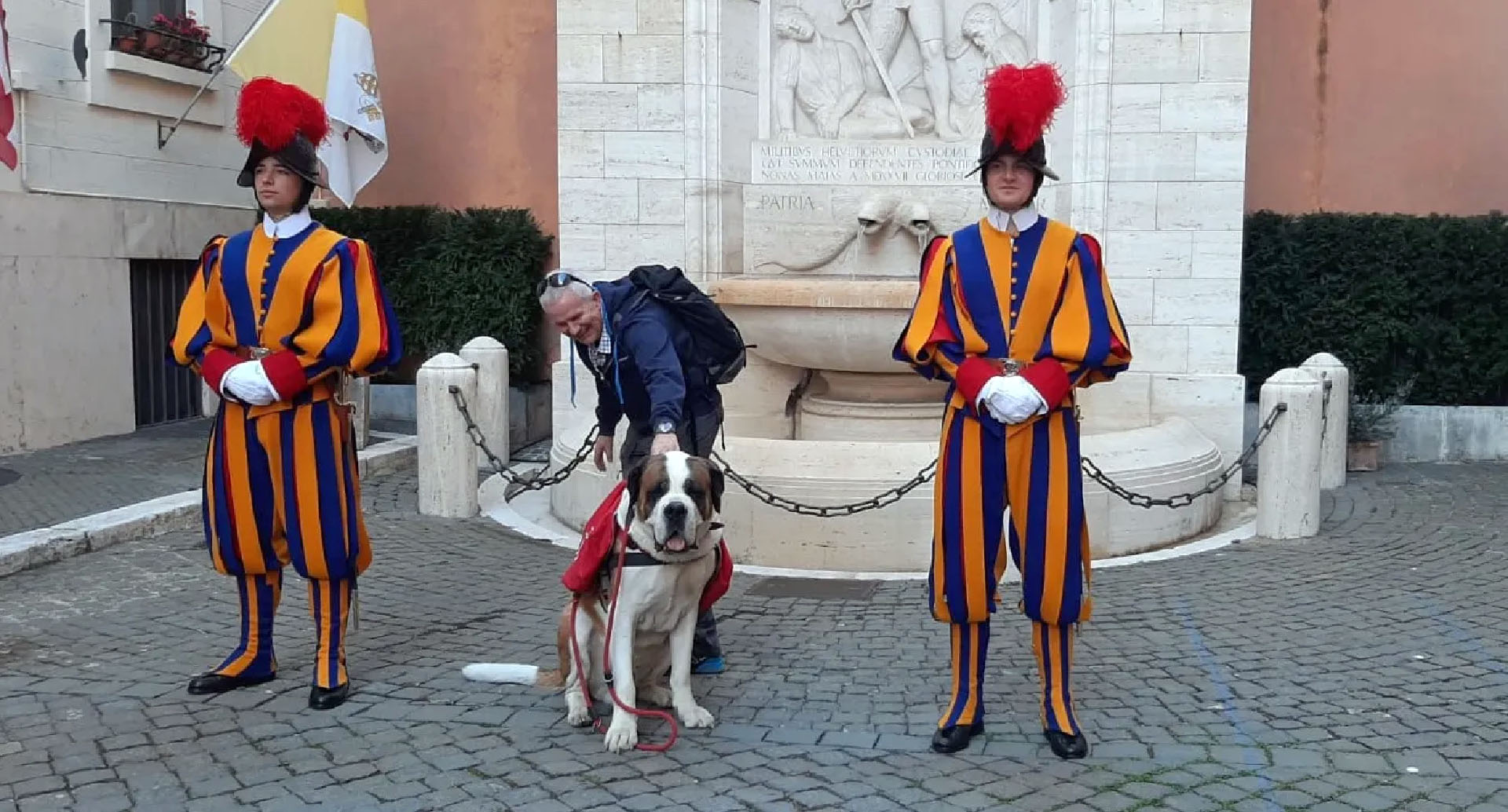 Claudio Rossetti et Magnum, son Saint-Bernard à la caserne de la GArde suisse, point d'arrivée de la Via Francigena | © Cyprien Viet/I.Media