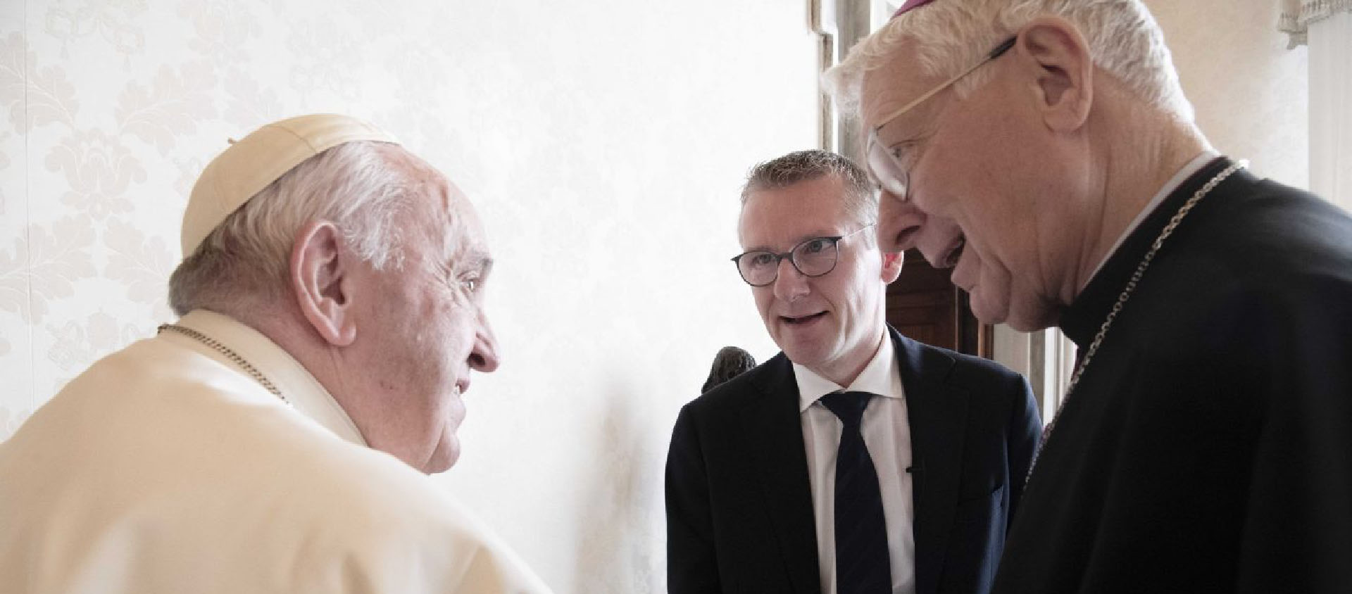 Le pape avec Mgr Luc Van Looy et le journaliste Emmanuel Van Lierd qui l'interviewé pour "Tertio" et "Dimanche" | © Vatican Media