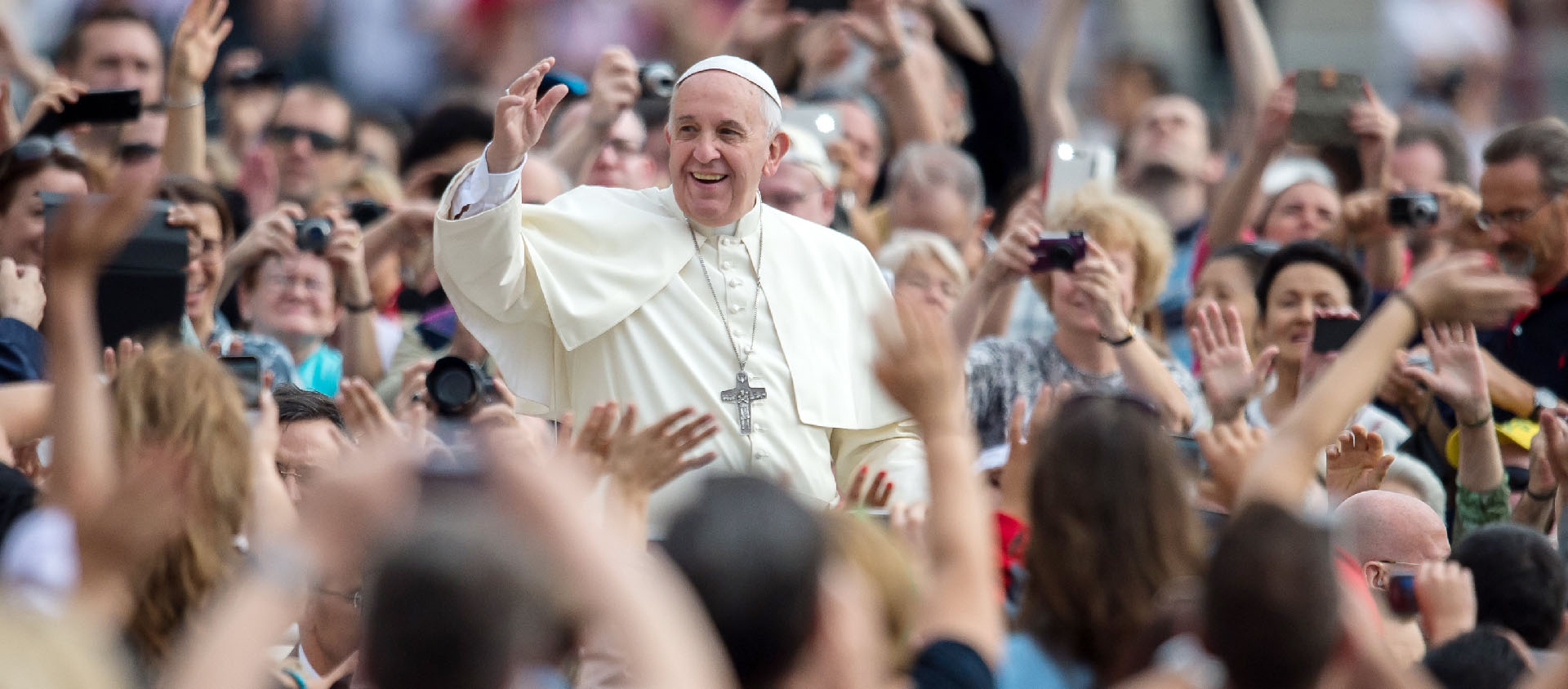 Le pape François, ici en octobre 2014, réputé austère à Buenos Aires, s’est révélé jovial à Rome. Sa bonhommie lui a souvent voulu la comparaison avec le «bon pape» Jean XXIII | © Flickr/Mazur/catholicnews.org.uk/CC BY-NC-ND 2.0