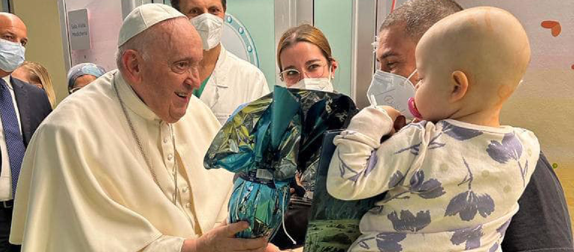 Le pape a offert des œufs de Pâques aux enfants et a baptisé un nouveau né | © Vatican News