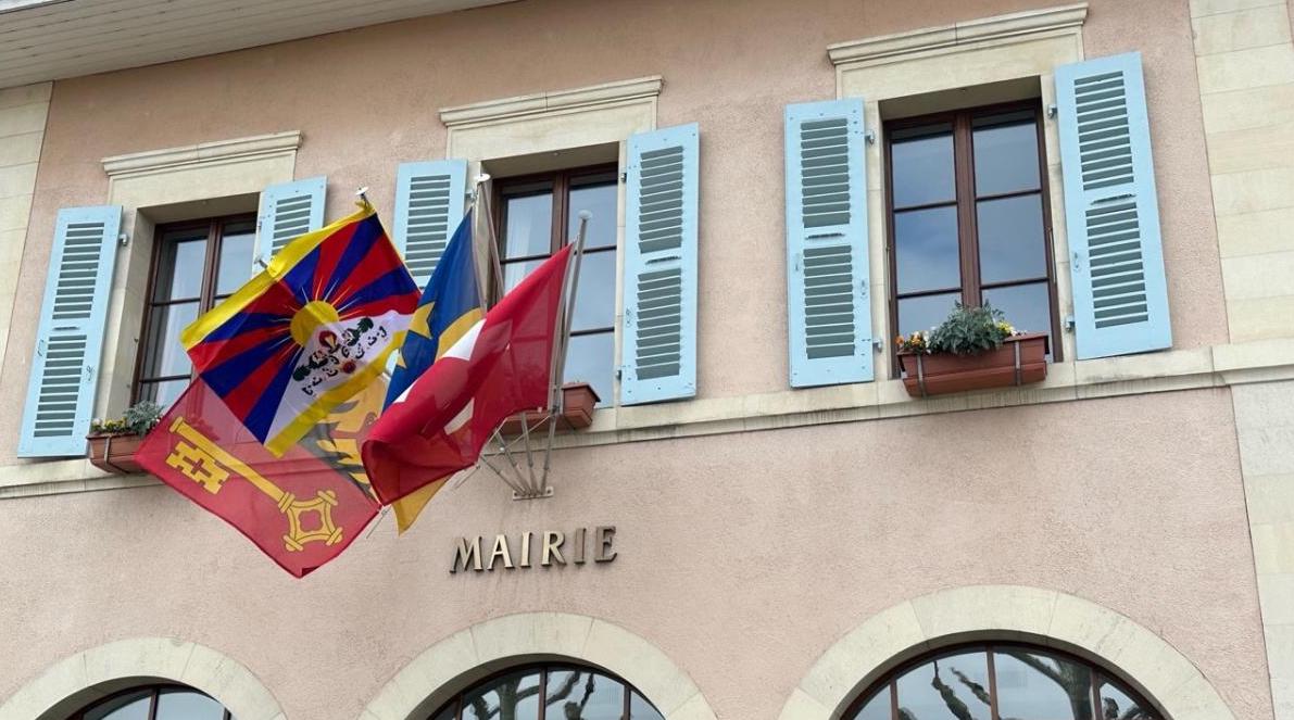 Mairie de Plan-les-Ouates, 10 mars 2023. De nombreuses communes genevoises ont participé à l'action "Drapeau" de la SAST | © SAST