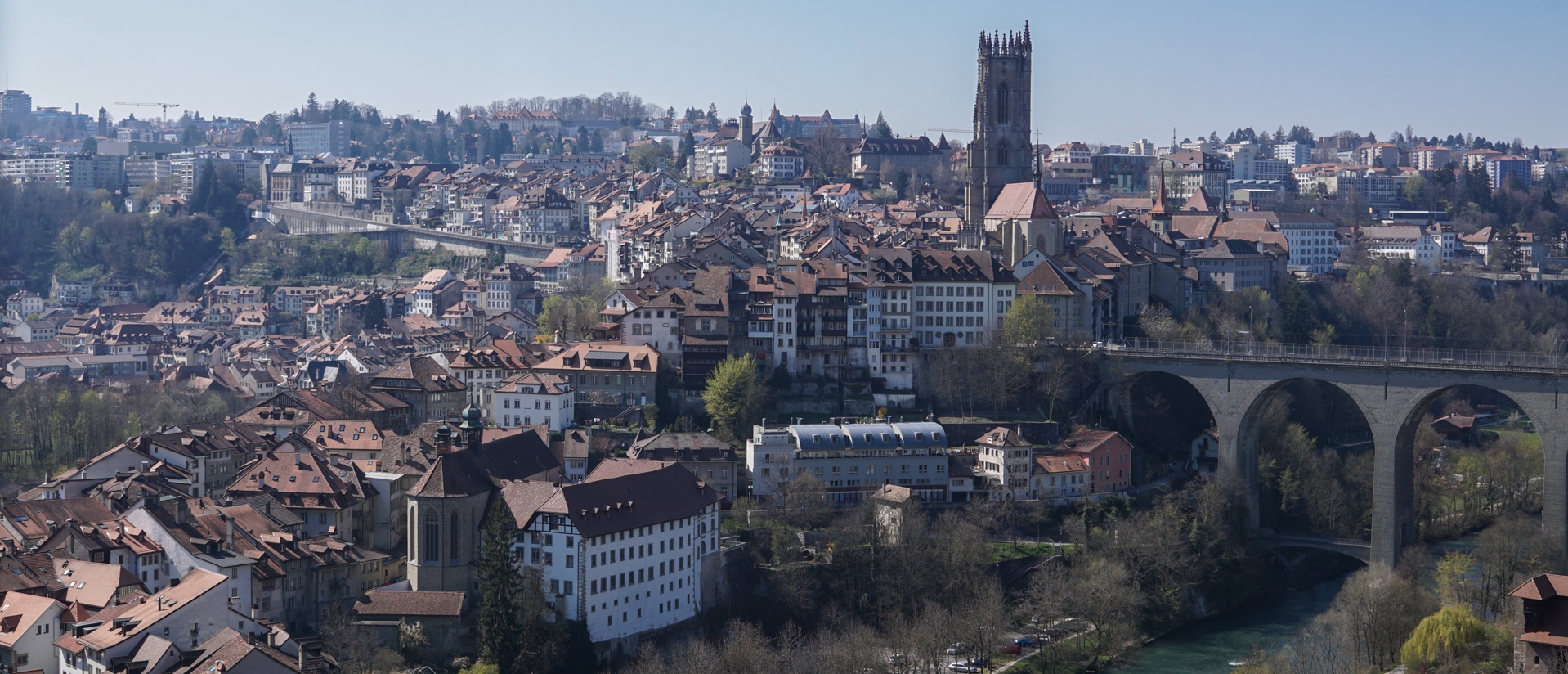 Fribourg et ses nombreux clochers qui dessinent le paysage urbain | © Maurice Page