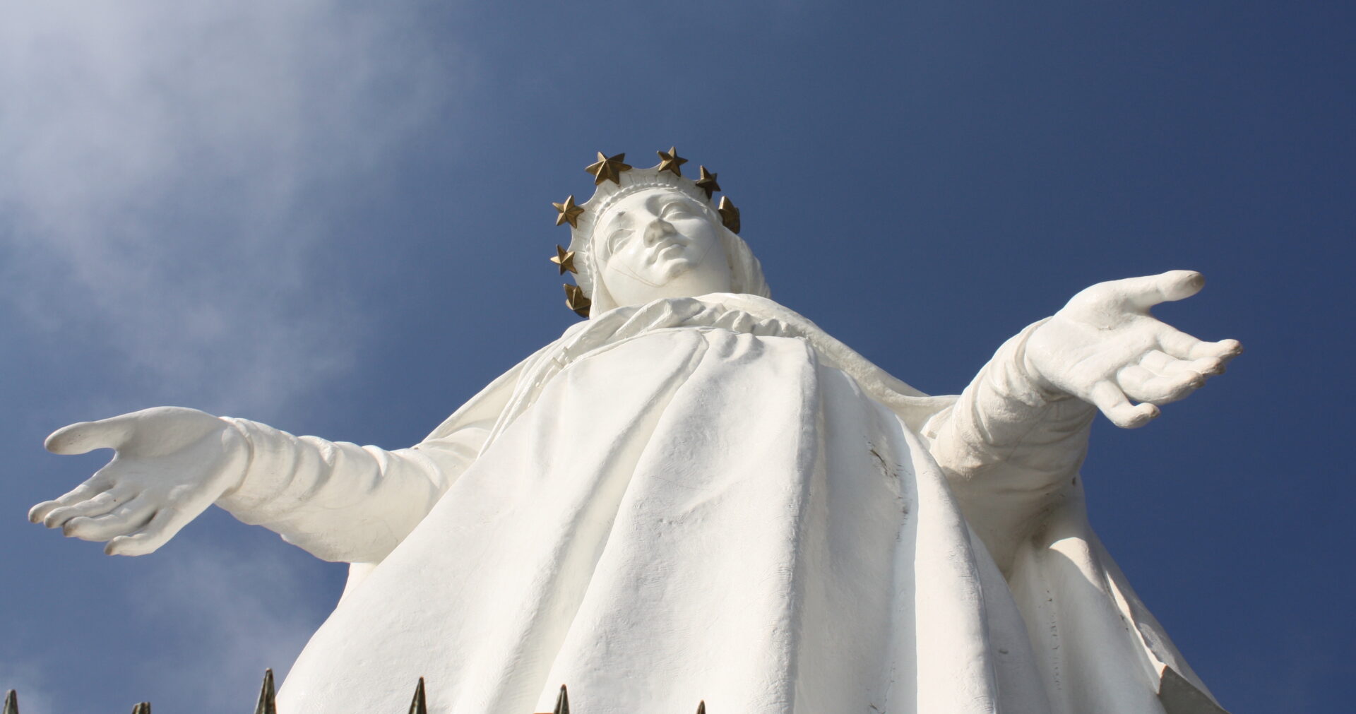 L'immense Vierge du sanctuaire Notre-Dame-du-Liban, Harissa | © Lucienne Bittar