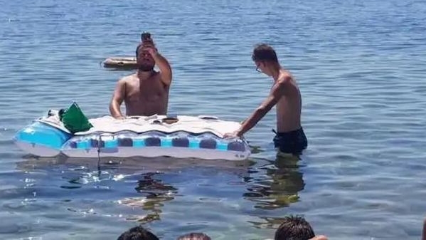 La célébration de la messe dans la mer avait fait scandale en Italie / capture d'écran Youtude