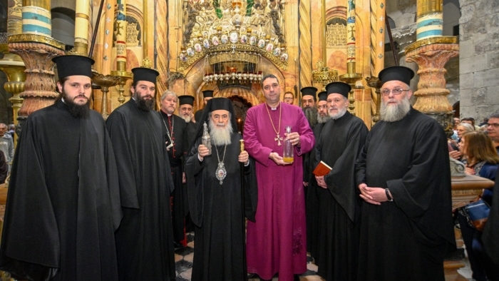 Actualités
Le Saint-Chrême du couronnement de Charles III béni à Jérusalem
Le patriarche Grec-orthodoxe Theophilos III et l'archevêque anglican de Jérusalem, Mgr Hosam Naoum, lors de la bénédiction du Saint Chrême, 3 mars 2023 | ©Archbishop of Canterbury - Facebook